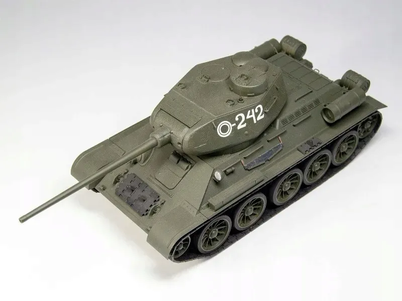 t-34-85-wwii-soviet-medium-tank-1-35