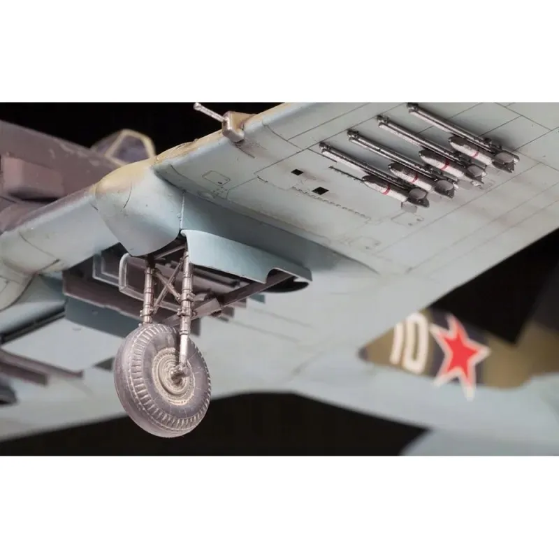 1-48-soviet-attack-aircraft-il-2-shturmovik-marka-zvezda