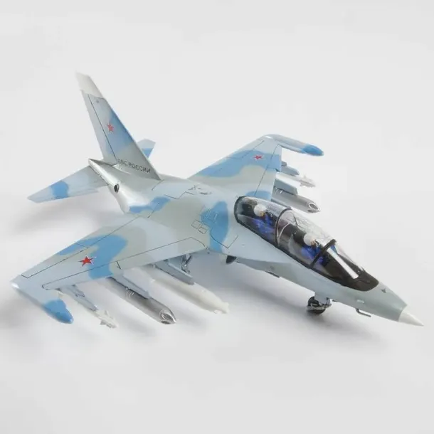 1-72-russian-training-jet-yak-130-stan-nowy-marka-zvezda