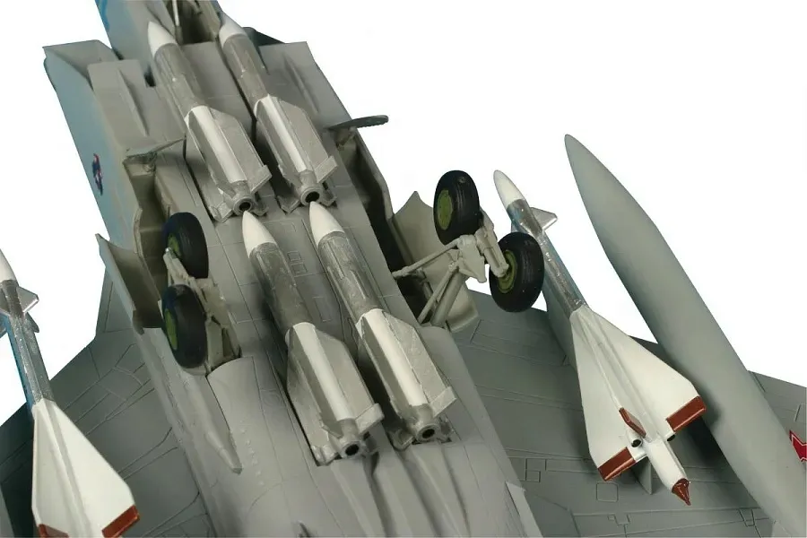 1-72-soviet-interceptor-fighter-mig-31
