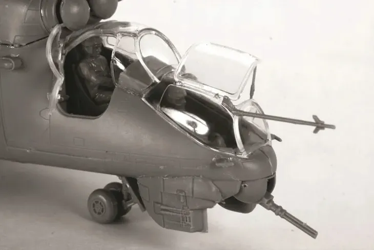 1-72-soviet-attack-helicopter-mil-mi-24-v-vp-hind-marka-zvezda-model-z7293