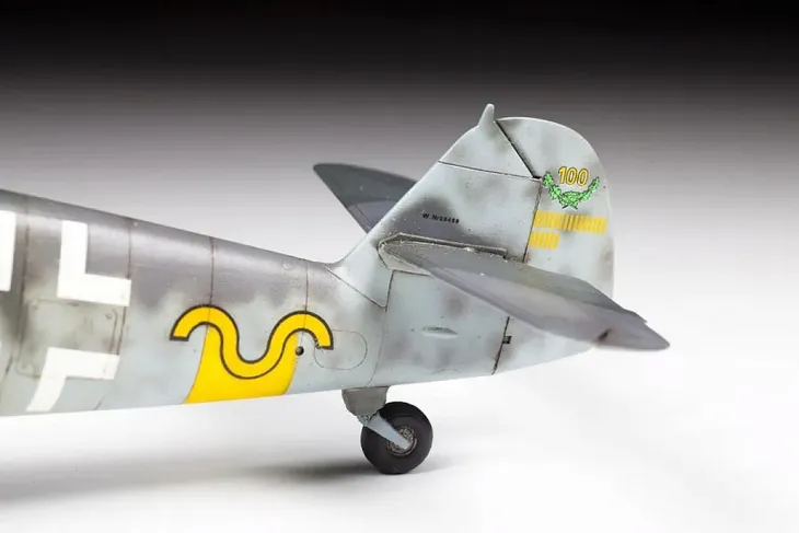 1-48-german-fighter-messerschmitt-bf-109-g6-marka-zvezda-stan-nowy