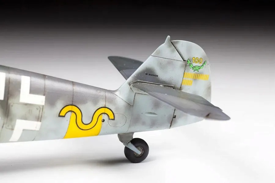1-48-german-fighter-messerschmitt-bf-109-g6-marka-zvezda