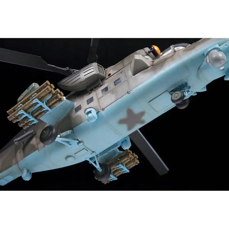 1-48-russian-attack-helicopter-mil-mi-35m-hind-e-marka-zvezda