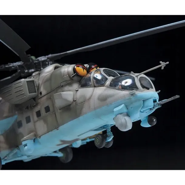 1-48-russian-attack-helicopter-mil-mi-35m-hind-e-marka-zvezda-model-4813
