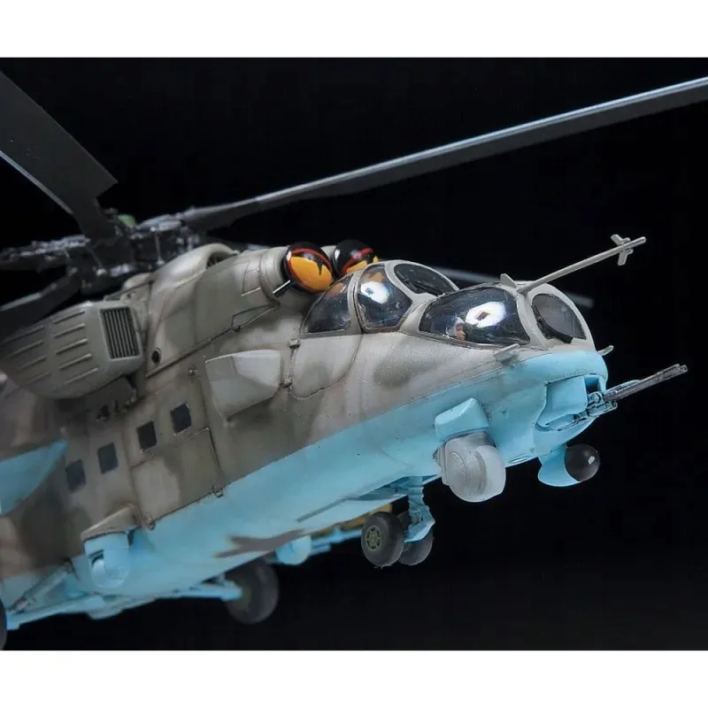 1-48-russian-attack-helicopter-mil-mi-35m-hind-e-marka-zvezda