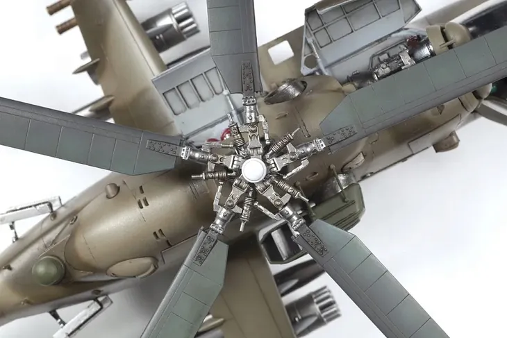 1-48-soviet-attack-helicopter-mi-24v-vp-model-z4823