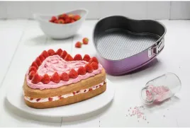 forma-do-ciasta-w-ksztalcie-serca-plaskie-dno-piekny-rozowy-kolor