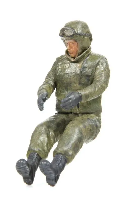 1-35-russian-tank-crew-in-protective-equipment