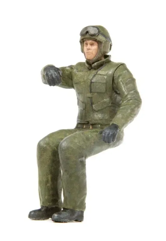 1-35-russian-tank-crew-in-protective-equipment