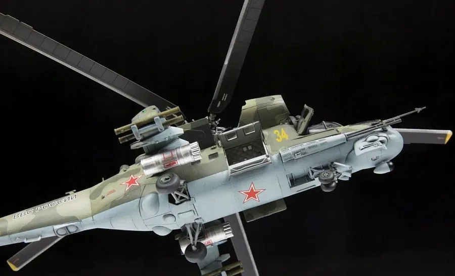 1-72-soviet-attack-helicopter-mi-24p-hind-marka-zvezda