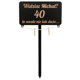 czarny-topper-na-tort-urodziny-20-30-40-50-to-nie-tak-duzo-tabliczka