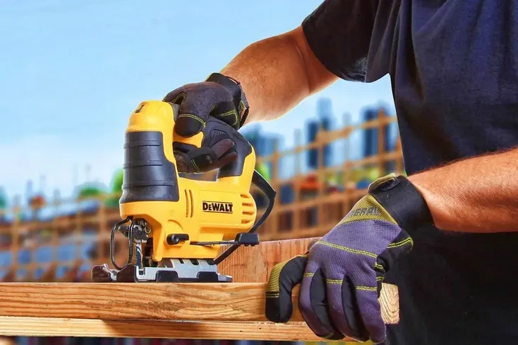 wyrzynarka-dewalt-650-w-glebokosc-ciecia-w-aluminium-20-mm