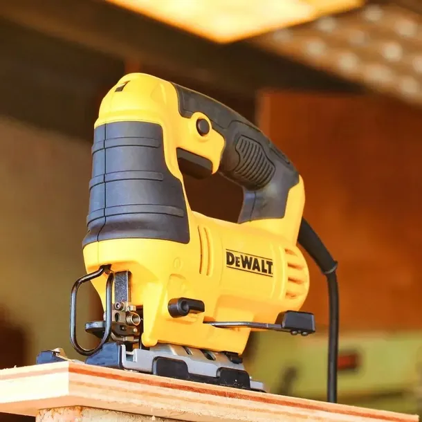 wyrzynarka-dewalt-650-w-skok-brzeszczotu-20-mm