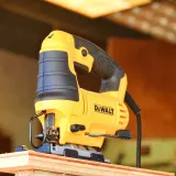 wyrzynarka-dewalt-650-w-skok-brzeszczotu-20-mm
