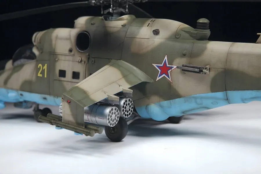 1-48-soviet-attack-helicopter-mi-24p