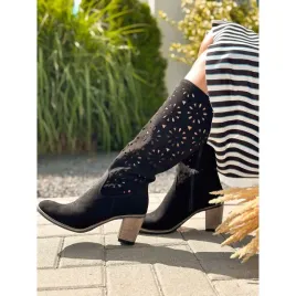 kozaki-skorzane-z-azurowym-wzorem-na-obcasie-czarny-kolor-styl-boho-41