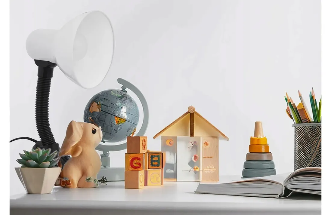 szkolna-lampka-biurkowa-dla-dzieci-z-klipsem-biala-e27