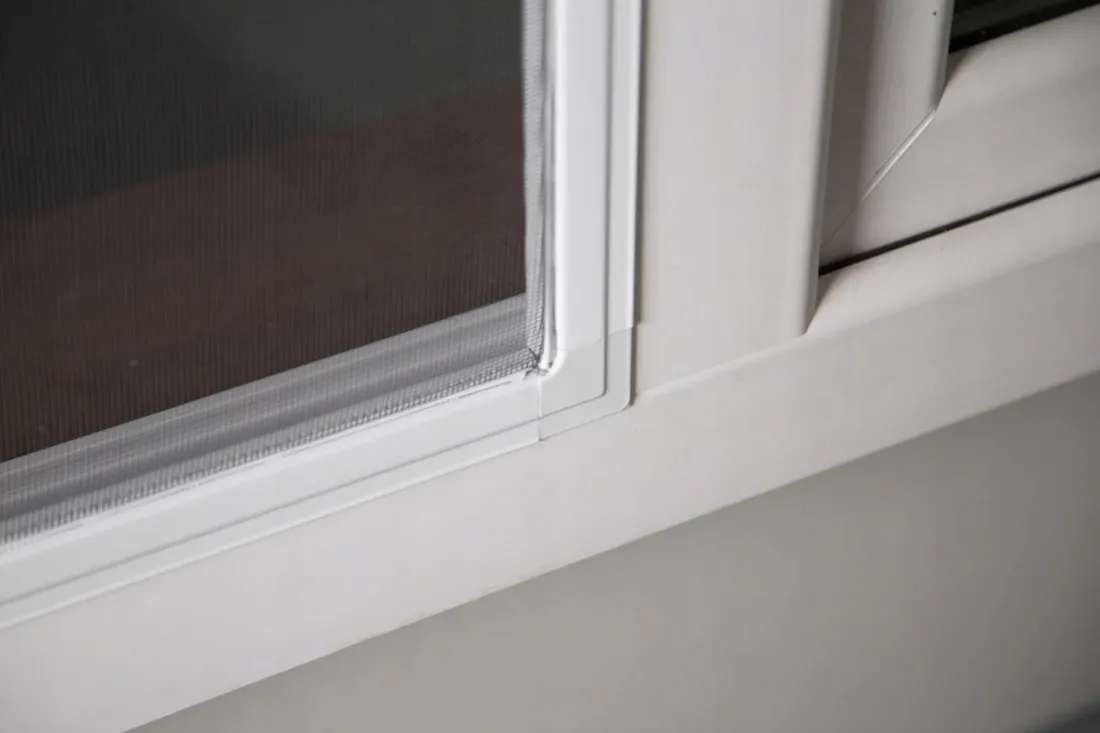 moskitiera-okienna-ramkowa-aluminiowa-na-wymiar-60x135-cm-stan-nowy