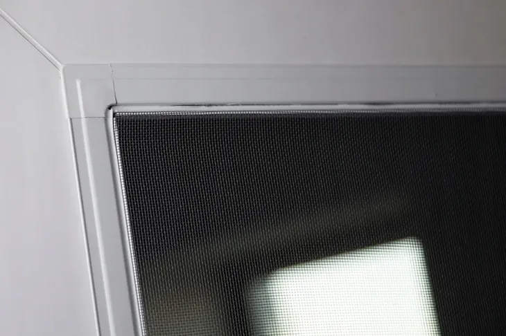 moskitiera-okienna-ramkowa-aluminiowa-na-wymiar-100x135-cm-montaz-do-samodzielnego-montazu