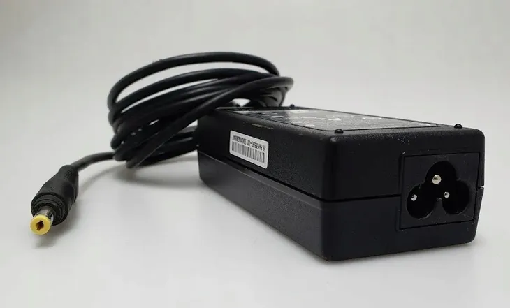 zasilacz-delta-19v-3-42a-65w-stan-powystawowy