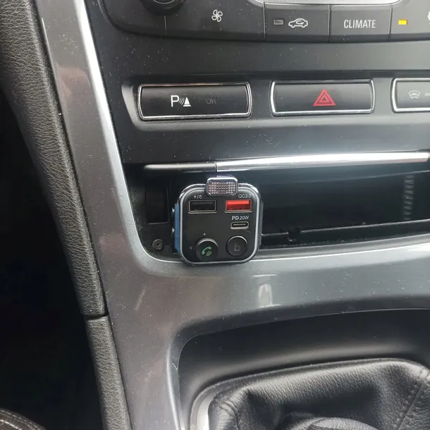 transmiter-samochodowy-fm-mp3-bluetooth-2xusb-1xusb-typ-c-bass-boost-funkcje-ladowarka-usb