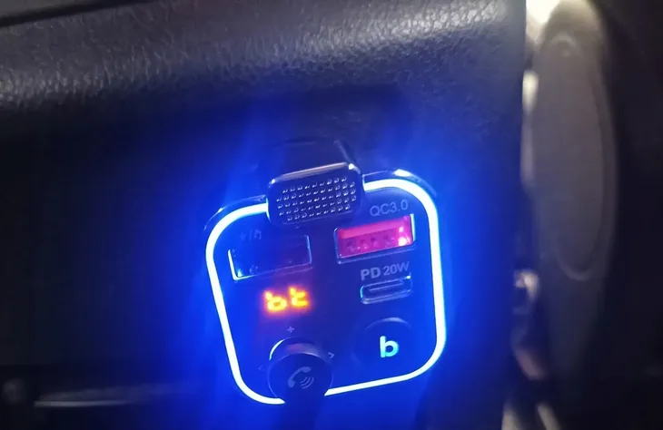transmiter-samochodowy-fm-mp3-bluetooth-2xusb-1xusb-typ-c-bass-boost-cechy-dodatkowe-czytnik-kart-pamieci-wbudowany-mikrofon-wyswietlacz