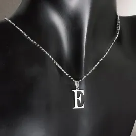 srebrny-lancuszek-z-literka-e