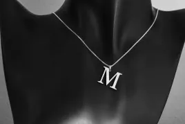 srebrny-lancuszek-z-literka-m