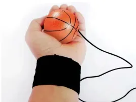 pilka-pileczka-antystresowa-na-gumce-na-nadgarstek-dla-dzieci-do-zabawy