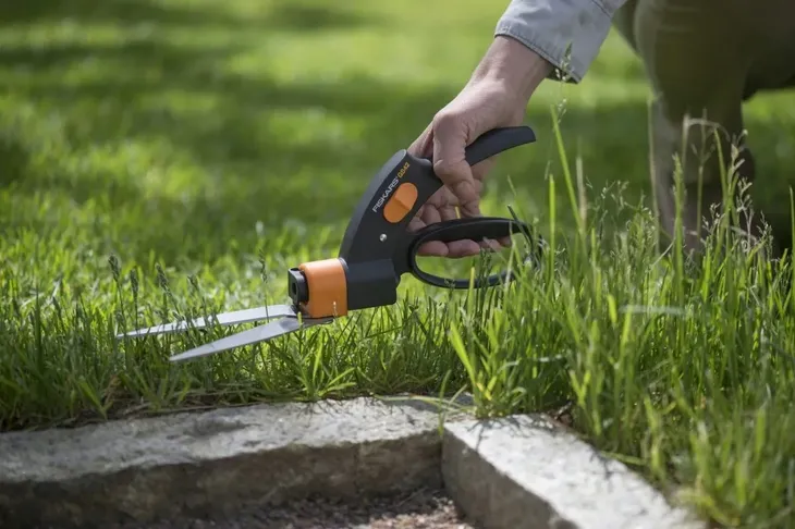 nozyce-do-trawy-gs42-fiskars-servosystem-dlugosc-robocza-14-cm