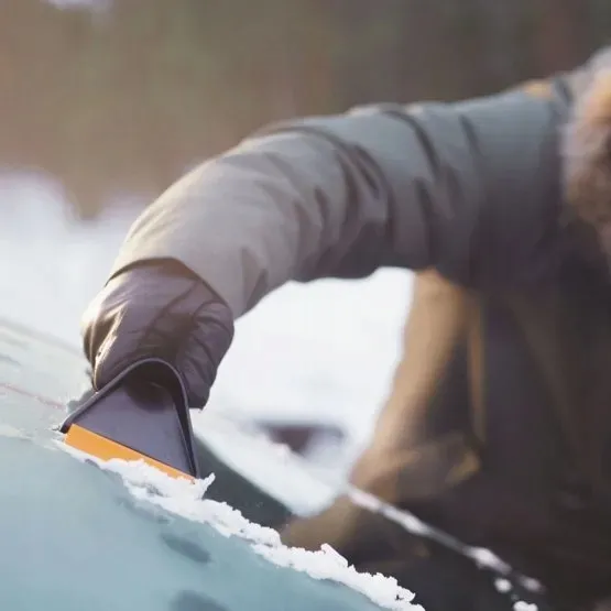 fiskars-skrobaczka-skrobak-do-szyb-solid-pro