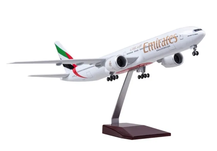 MODEL SAMOLOTU BOEING 777 EMIRATES KOLEKCJONERSKA REPLIKA 47CM 1:157