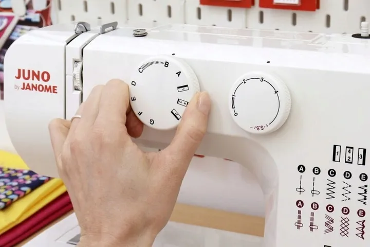 maszyna-do-szycia-janome-juno-e1015