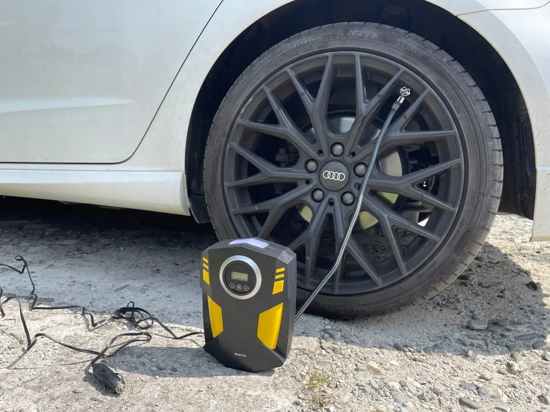 kompresor-samochodowy-pompka-sprezarka-12v-rowerowy-led-lcd-120w-30l-min