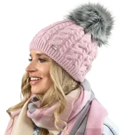 czapka-damska-zimowa-dwuwarstwowa-na-polarze-modny-pompon-oraz-wzor-rozowa