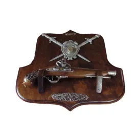 zdobiony-pistolet-na-drewnianym-tablo-wtr-200