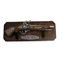 pieknie-zdobiony-pistolet-skalkowy-na-zawieszce-warg-1