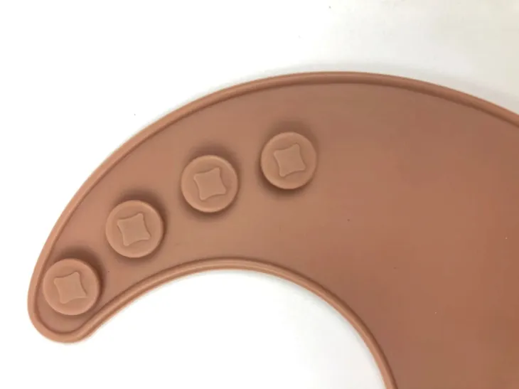 simed-sliniak-silikonowy-z-kieszonka-slon-zapiecie-guziki