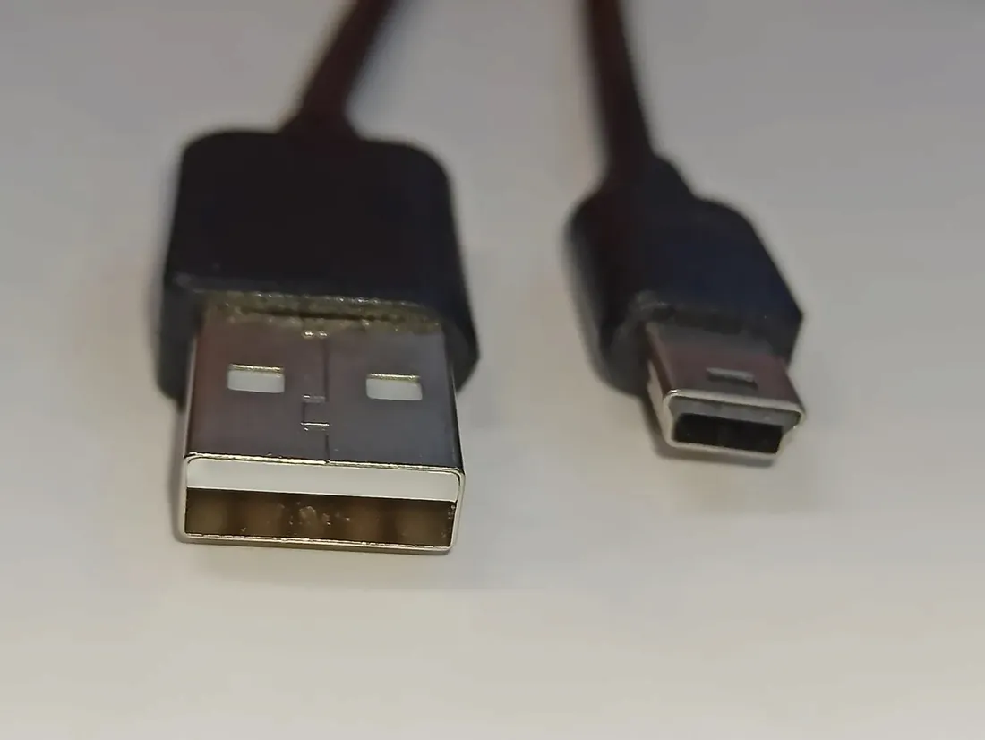 kabel-usb-a-2-0-usb-mini-b-09m-waski-stan-nowy