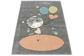 szary-dywan-ze-slodka-dziewczynka-i-balonikami-serduszka-lima-120x170-cm