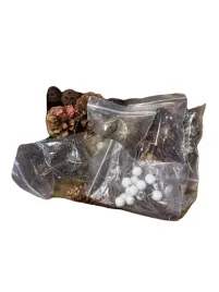 dekoracje-swiateczne-naturalne-szyszki-suszone-ozdoby-i-biale-kuleczki