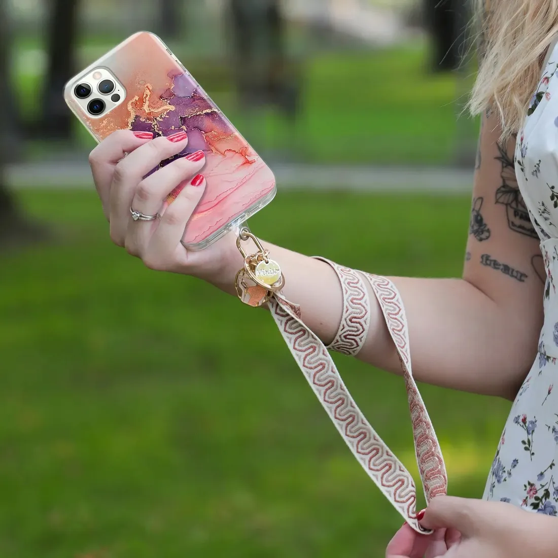 etui-do-iphone-14-pro-sznurek-braz-marble-madness-wzory