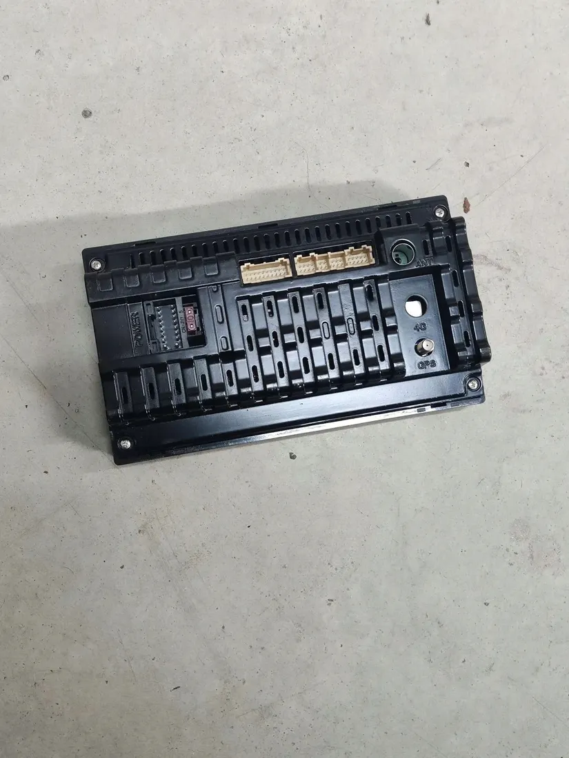 radio-samochodowe-z-ekranem-dotykowym-gps-bluetooth-usb-multimedia