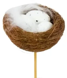 gniazdko-ratanowe-z-3-bialymi-jajkami-na-piku-8-cm-piorko-jajka-wielkanoc
