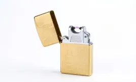 zlota-zapalniczka-plazmowa-usb-z-podwojnym-lukiem-wiatroodporna-w-metalow