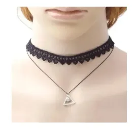 czarny-koronkowy-choker-z-trojkatnym-wisiorkiem