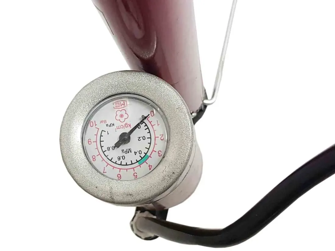 pompka-reczna-czerwona-stan-nowy