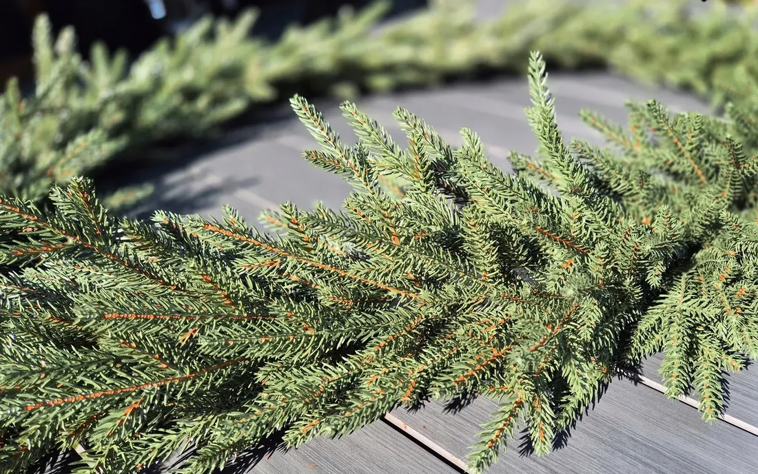 girlanda-swierk-3-metry-100percent-pe-300-cm-dluga-gesta-jak-naturalna-balustrada-stan-nowy