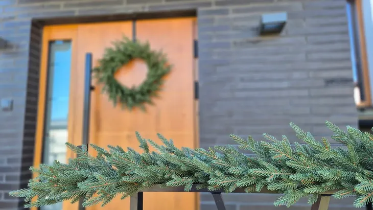 girlanda-swierk-3-metry-100percent-pe-300-cm-dluga-gesta-jak-naturalna-balustrada-szerokosc-maksymalna-30-cm